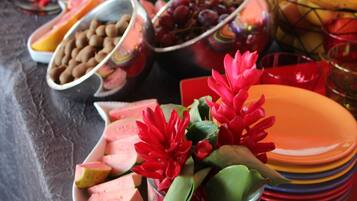 Una mesa de buffet con diferentes platos y un arreglo floral decorativo.