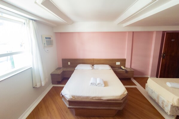 Quarto Familia | ميني بار وخزنة داخل الغرفة ومكتب وتجهيزات عازلة للصوت