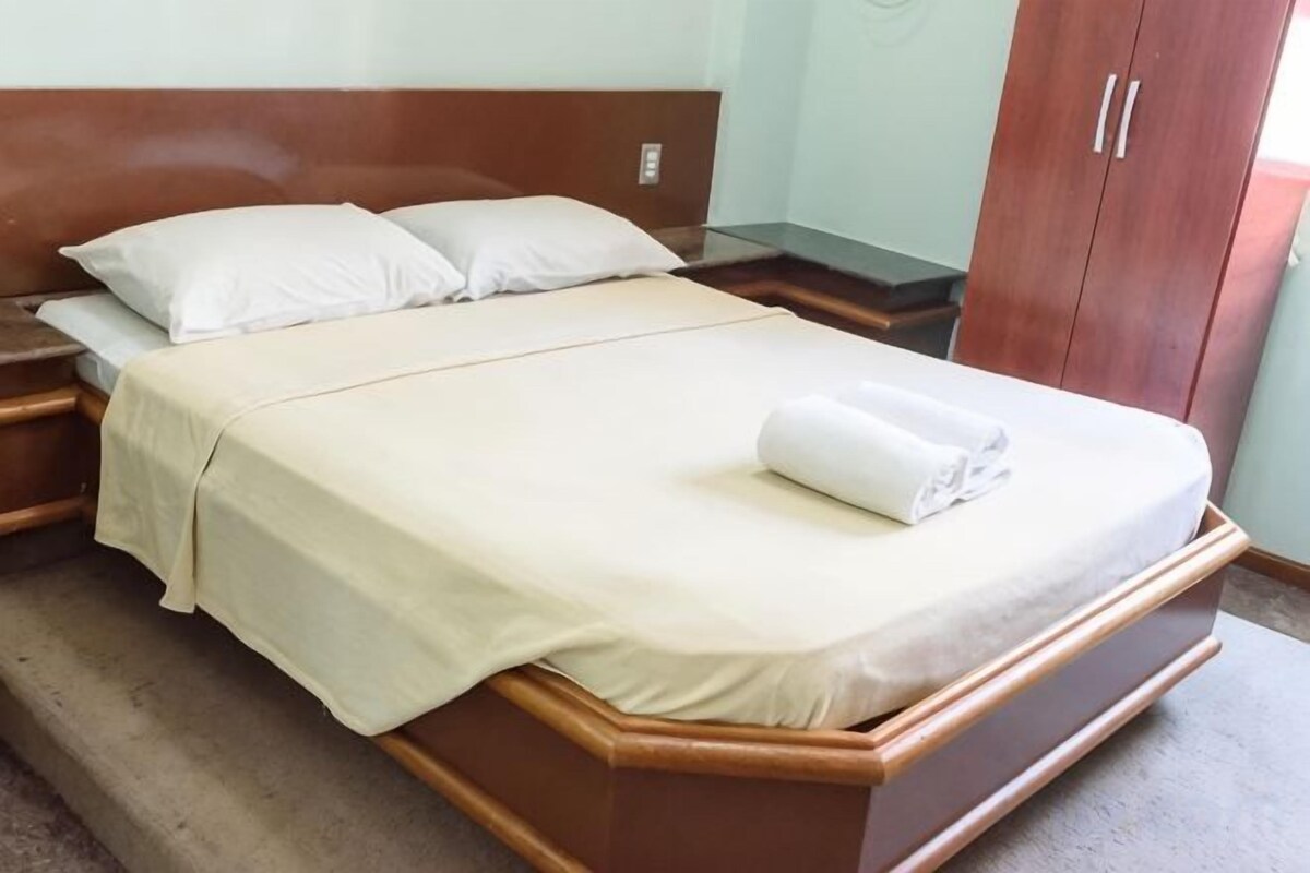 Een minibar, een kluis op de kamer, een bureau, geluiddichte muren
