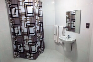 Shower, free toiletries, hair dryer, towels - Gamboa Rio Hotel (Rio de Janeiro)