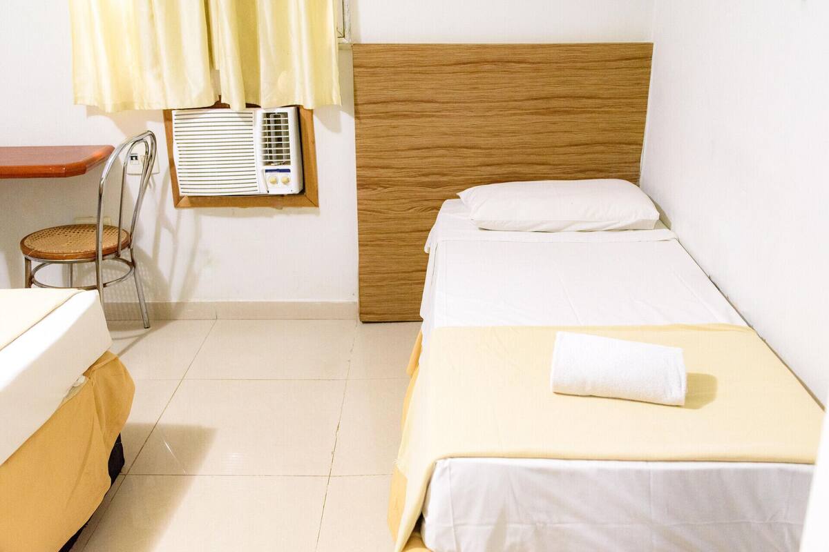 Minibar, caixa forta a l'habitació i escriptori 