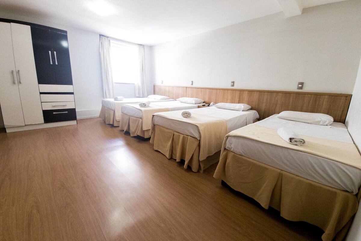 Minibar, caixa forta a l'habitació i escriptori 
