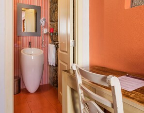 Habitació triple clàssica, bany privat | Bany | Dutxa, articles de tocador gratuïts, assecador de cabells i tovalloles 