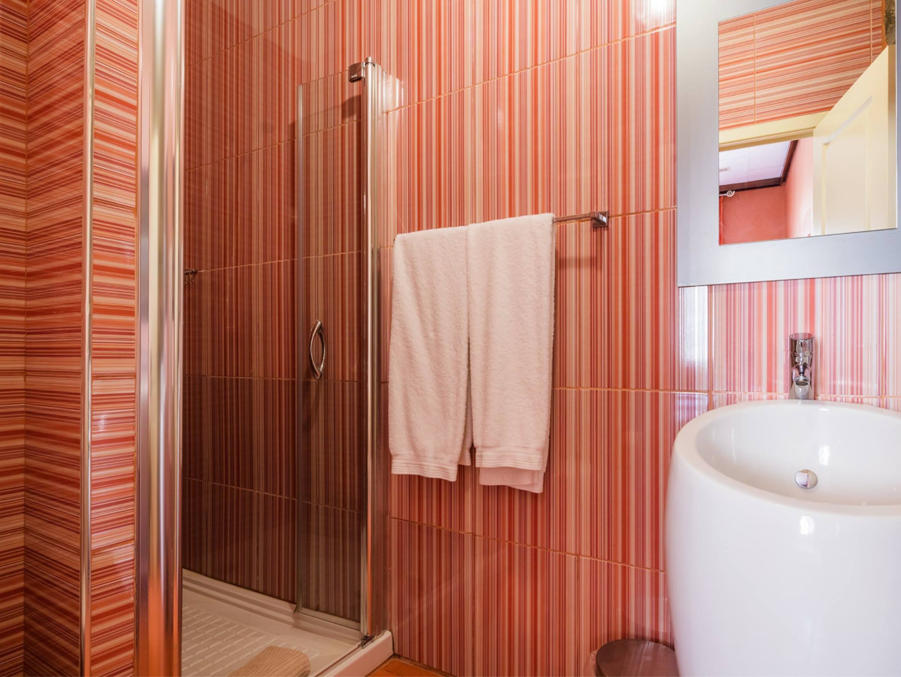 classic twin room, 2 single beds, private bathroom | bathroom | shower, free toiletries, hair dryer, towels