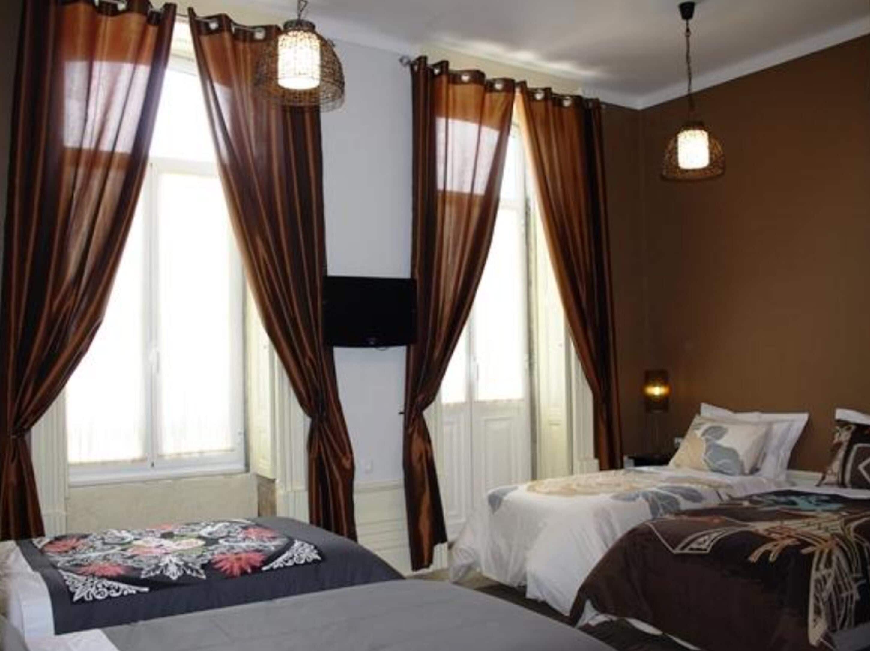 grand room, private bathroom (5 people) | in-room safe, desk, rollaway beds, free wifi