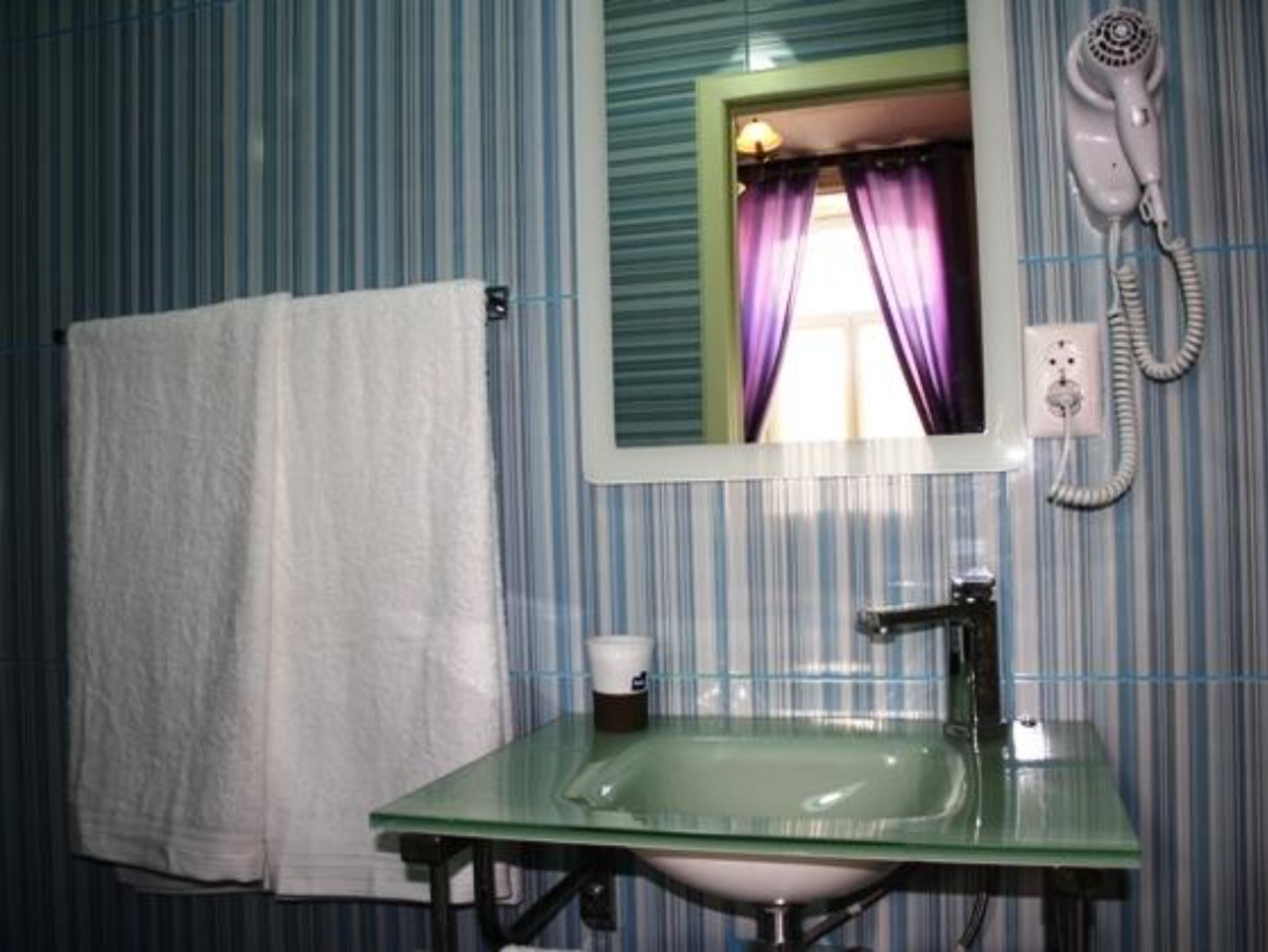 classic twin room, 2 single beds, private bathroom | bathroom sink