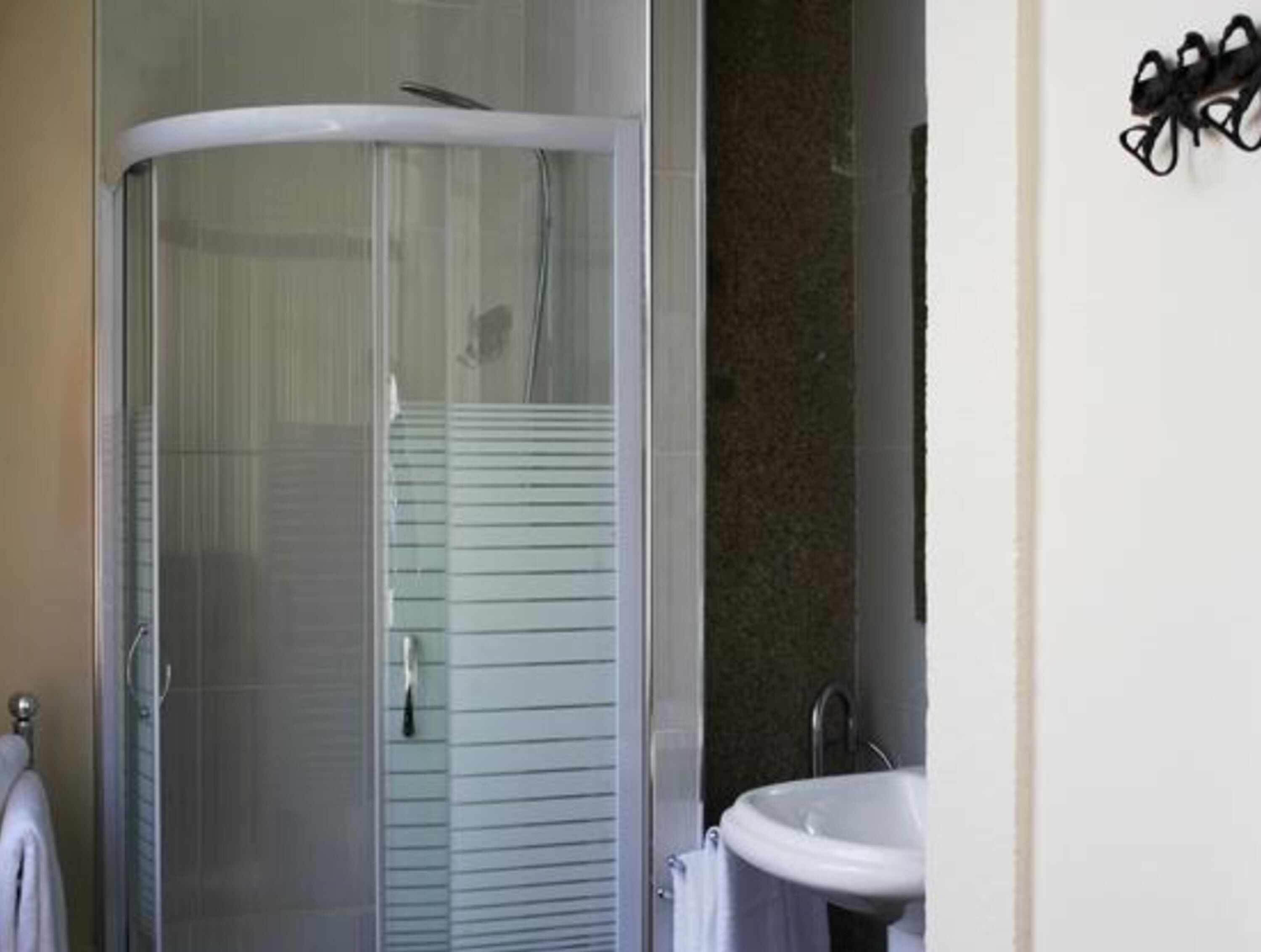 classic quadruple room, private bathroom | bathroom shower