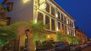 Fachada de la propiedad por la tarde o noche