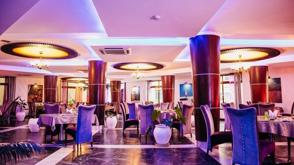 Breakfast, lunch, dinner served; local and international cuisine