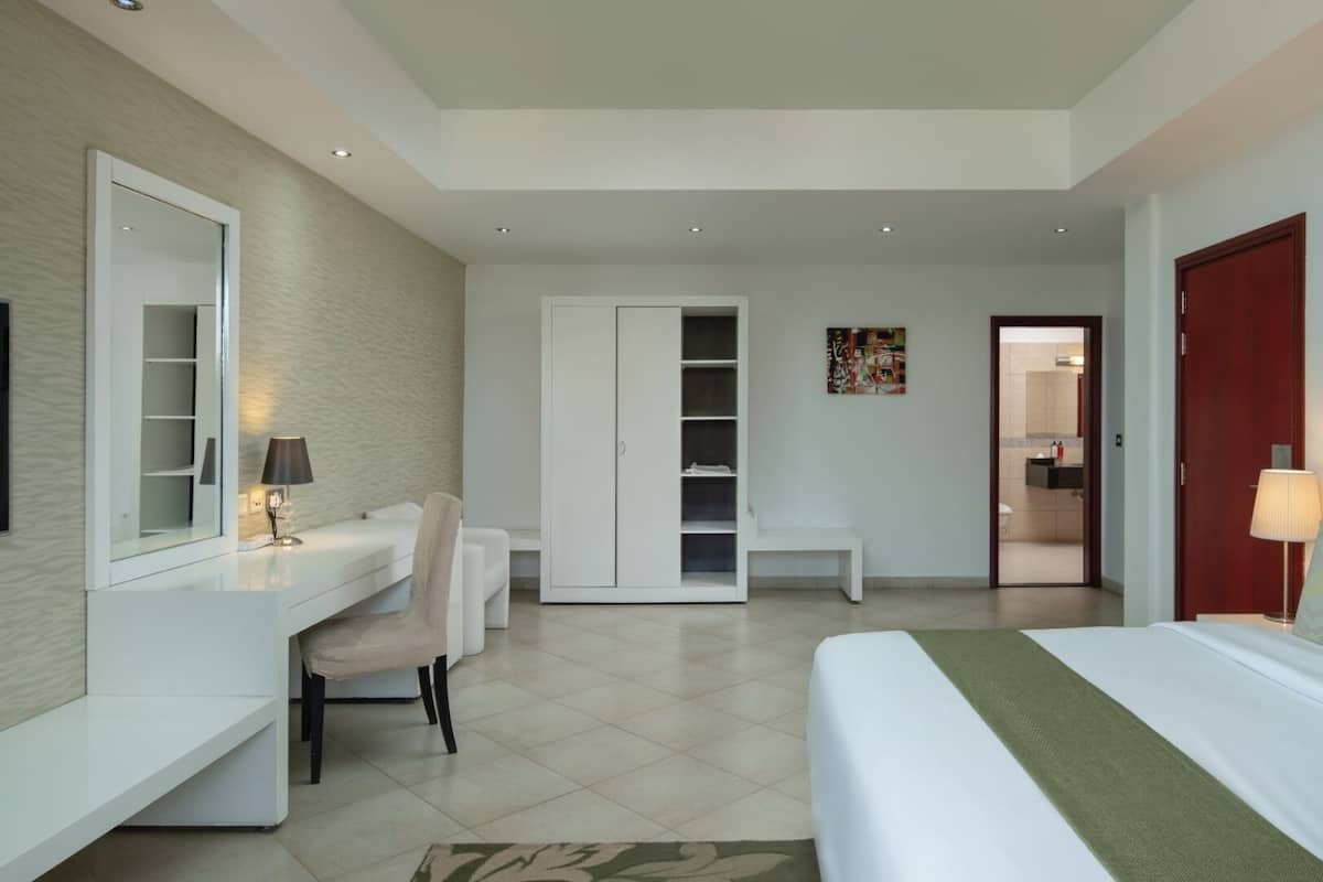 Ropa de cama de alta calidad, colchones con pillow-top y minibar