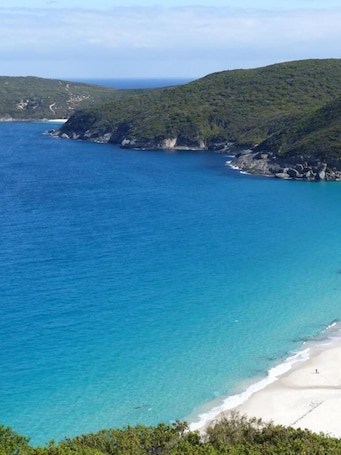 Una playa cerca. Windrose B&B