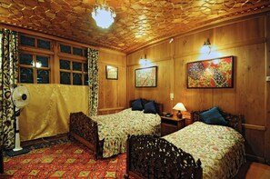 Bàn, bàn ủi/dụng cụ ủi quần áo, giường gấp/giường phụ (miễn phí) 