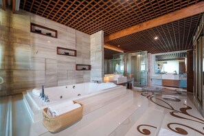 Presidentiële suite, 1 slaapkamer, uitzicht op de stad | Badkamer | Gratis toiletartikelen, een haardroger, badjassen, pantoffels