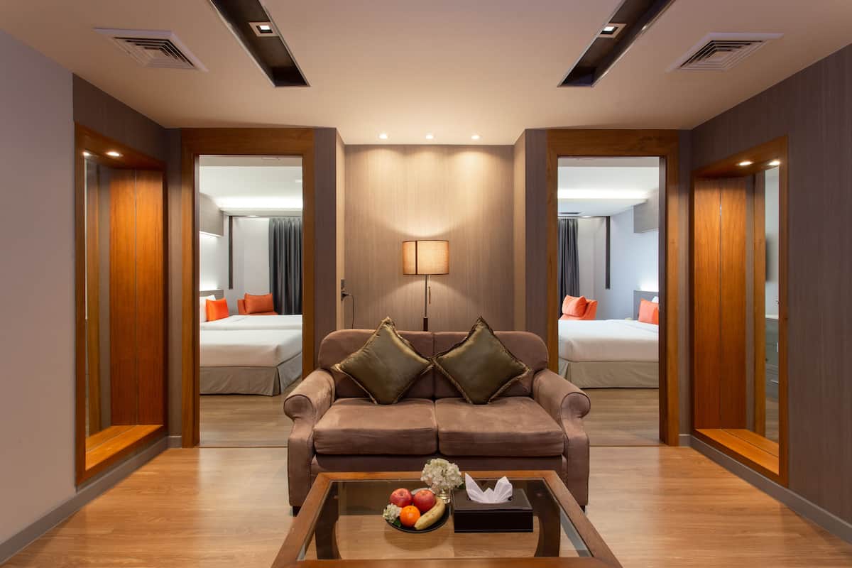 Modern Family 2 Bedroom Suite | Área de sala de estar | Televisión LCD