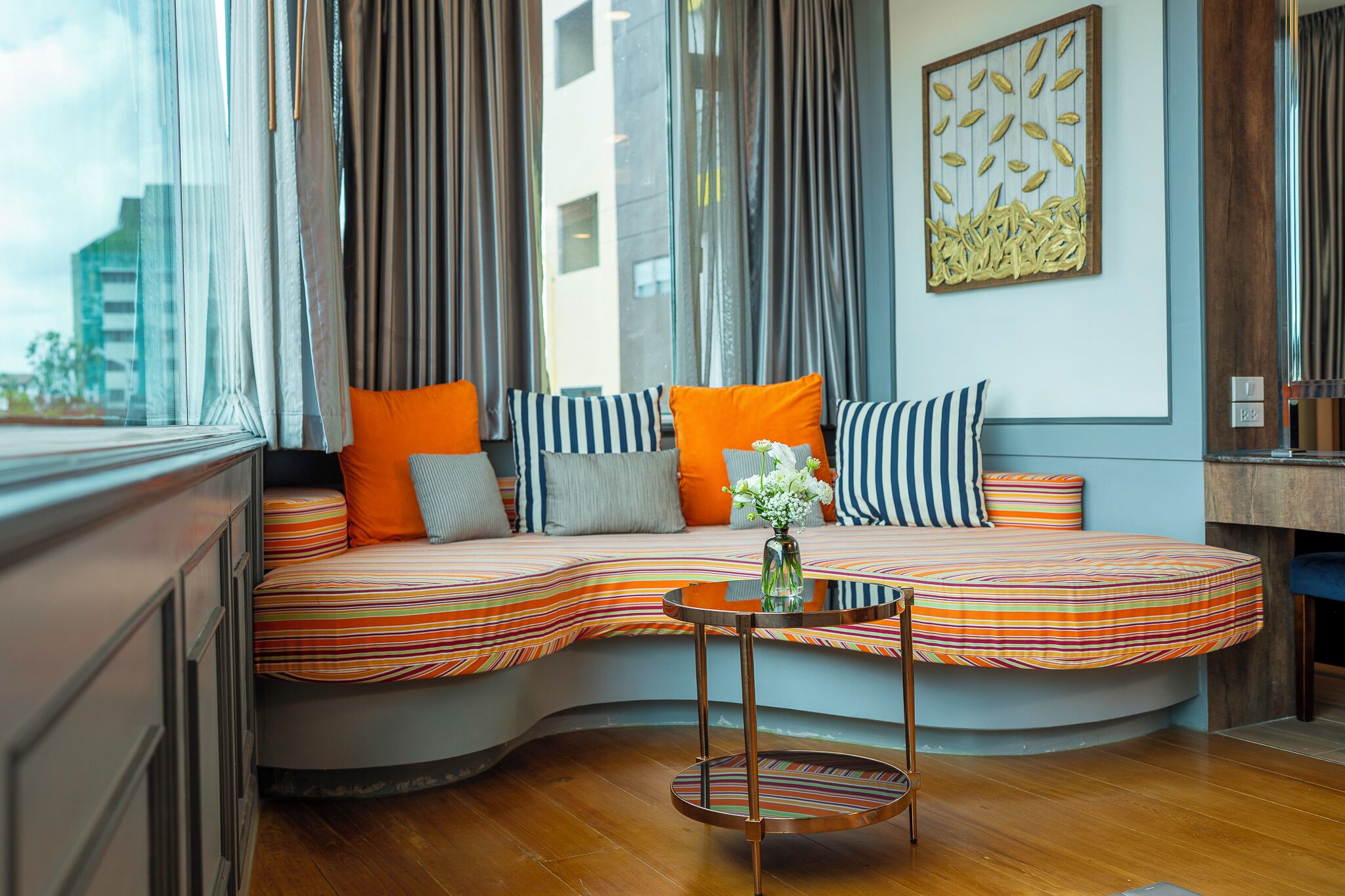 executive suite | living area | lcd tv