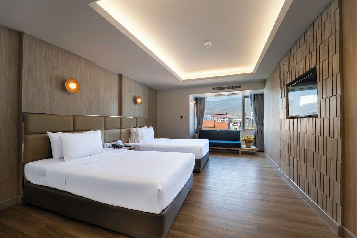 Een hotelkamer met twee bedden en een uitzicht op de stad, uitgevoerd in een modern design.