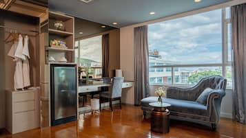 Executive Suite | Living area | LCD TV