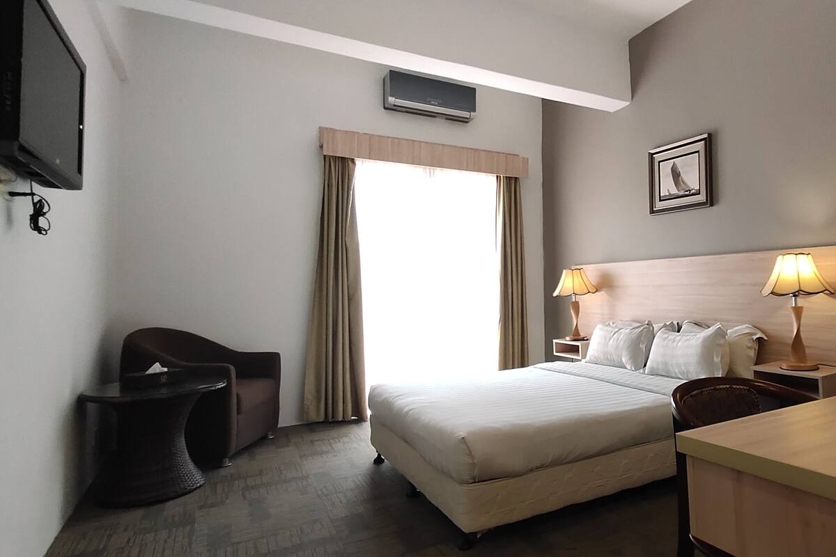 Phòng Deluxe, 1 giường cỡ queen | Bàn, giường gấp/giường phụ (phụ phí) 