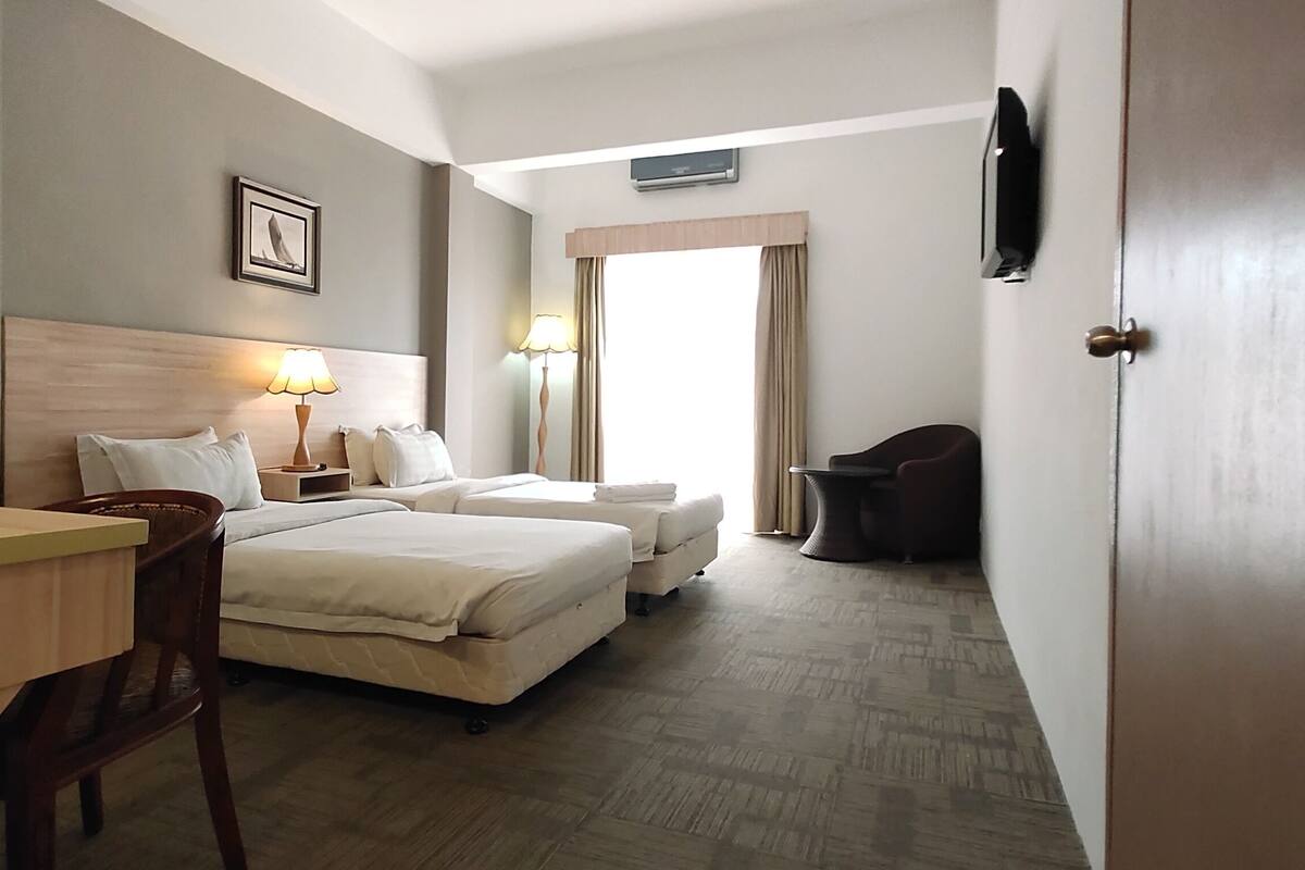 Bàn, giường gấp/giường phụ (phụ phí) 