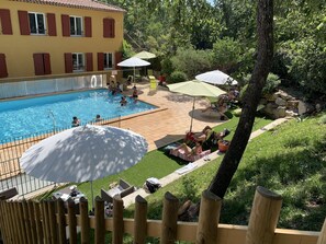 Piscina externa sazonal, funciona das 9h às 21h, guarda-sóis