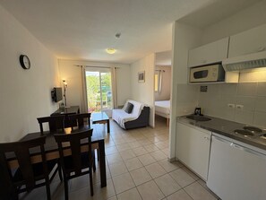 Habitación doble estándar, balcón | Área de sala de estar | Televisión y tenis de mesa 