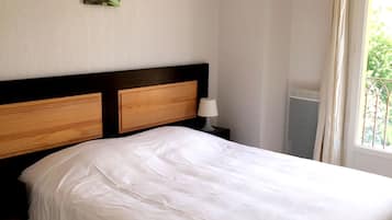 Geluiddichte muren, een strijkplank/strijkijzer, gratis wifi, beddengoed