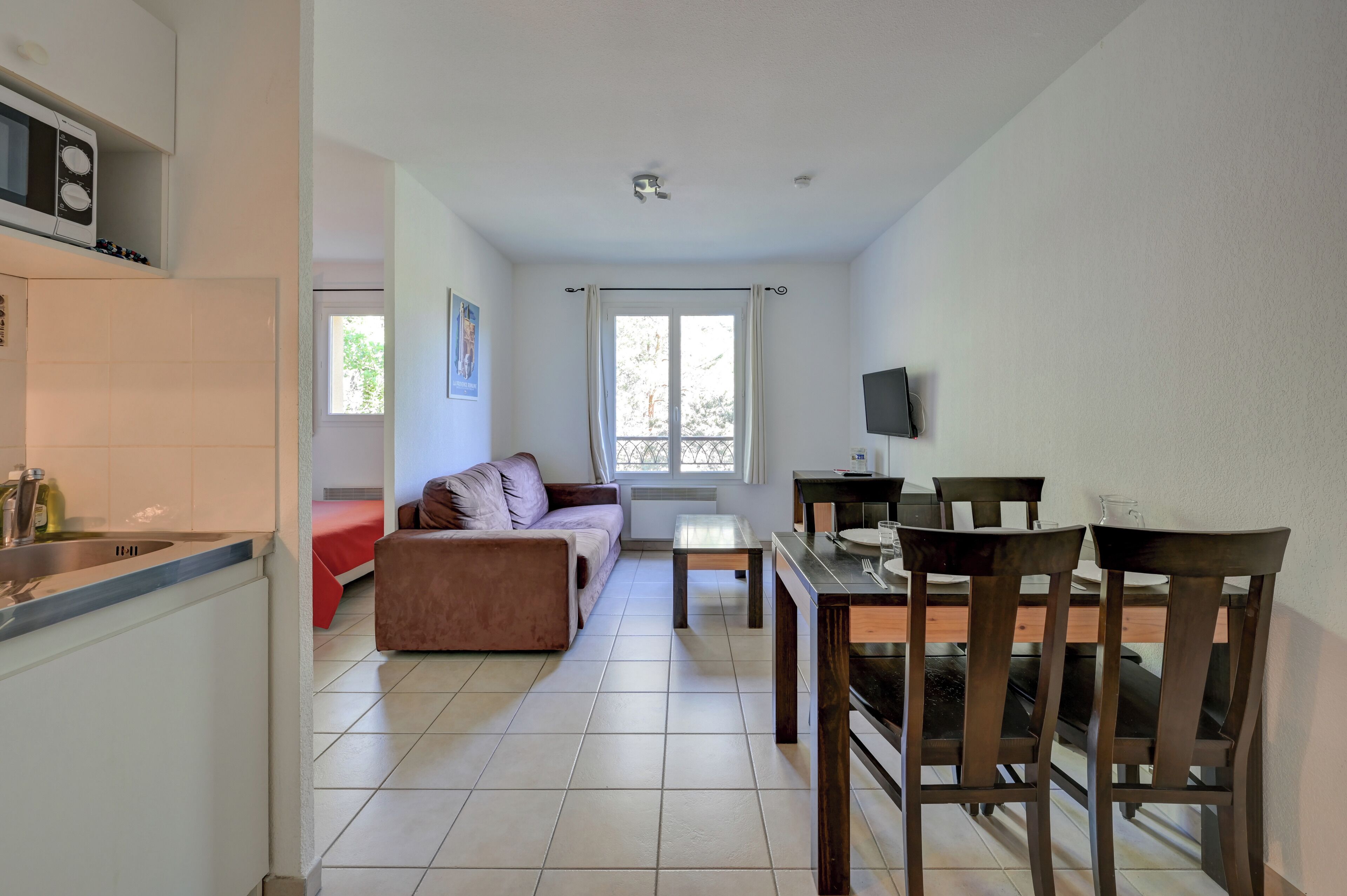 Standaard appartement | Woonruimte | Televisie en een tafeltennistafel