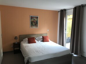 Estúdio conforto, terraço | Quartos à prova de som, ferros/tábuas de passar roupa, Wi-Fi de cortesia