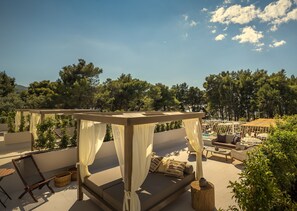 مكتب وستائر تعتيم وواي فاي مجانًا وملاءات أسرّة