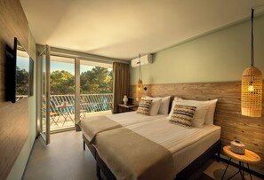 مكتب وستائر تعتيم وواي فاي مجانًا وملاءات أسرّة