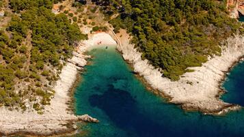 Una playa cerca, sillas reclinables de playa, sombrillas