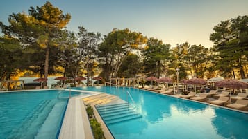 Piscina all'aperto, ombrelloni da piscina, lettini