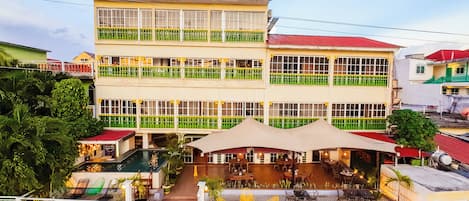 Vista frontal de la propiedad