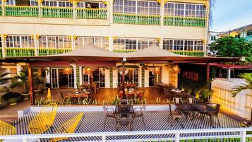 Vista frontal de la propiedad