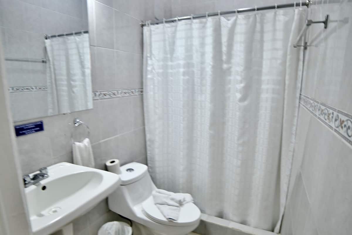 standard single room, 1 single bed | in-room safe, desk, free wifi, bed sheets