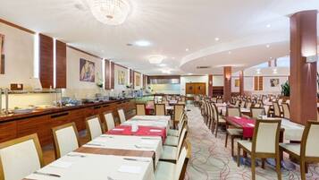 Desayuno buffet diario (PLN 59 por persona)