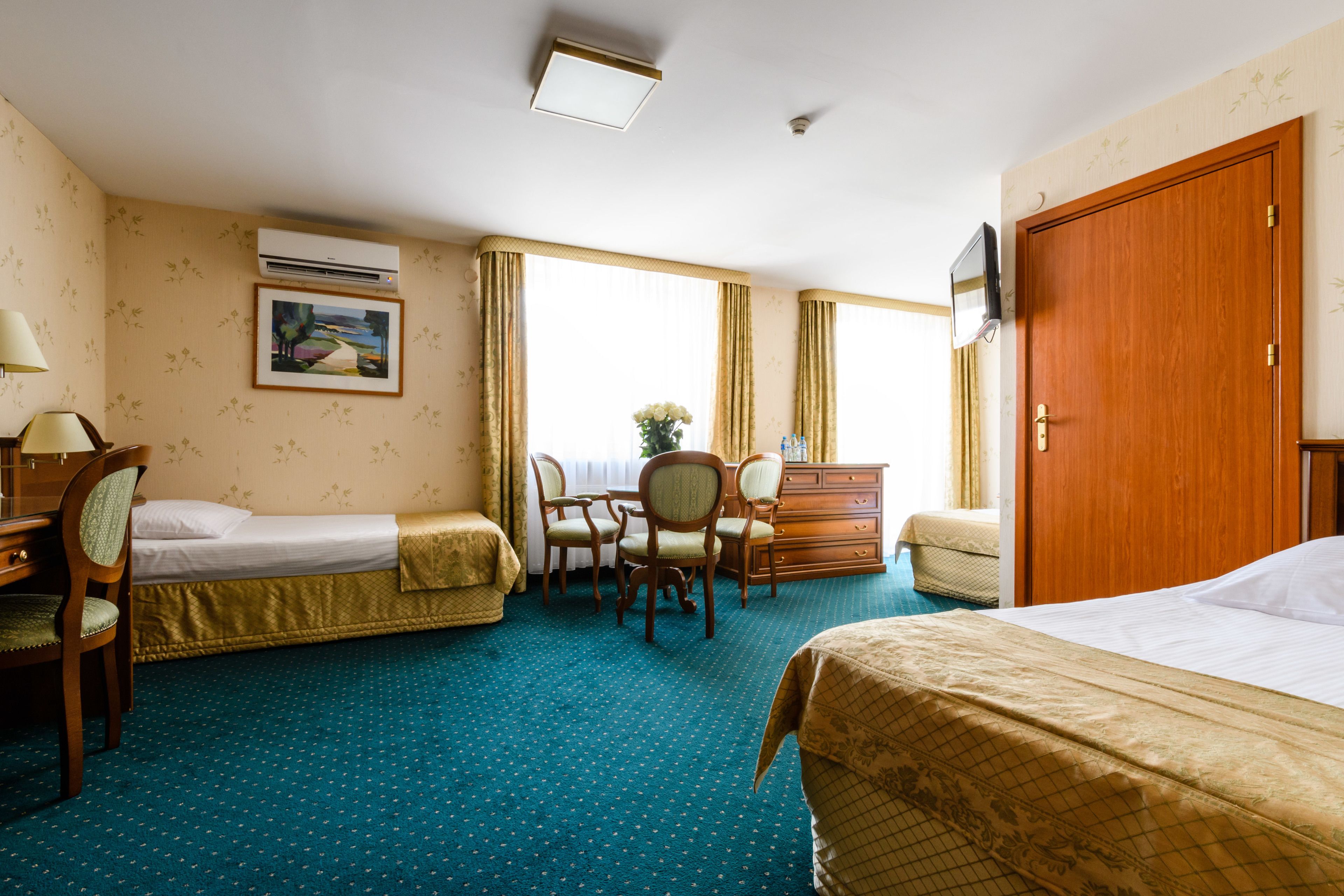 standard triple room | 1 bedroom, premium bedding, desk, iron/ironing board