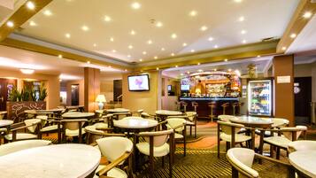 2 bars/lounges