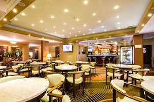 2 bars/lounges