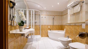 Standard Apartment, 1 Double Bed with Sofa bed | Bathroom | Free toiletries, towels