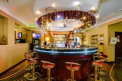 2 bars/lounges