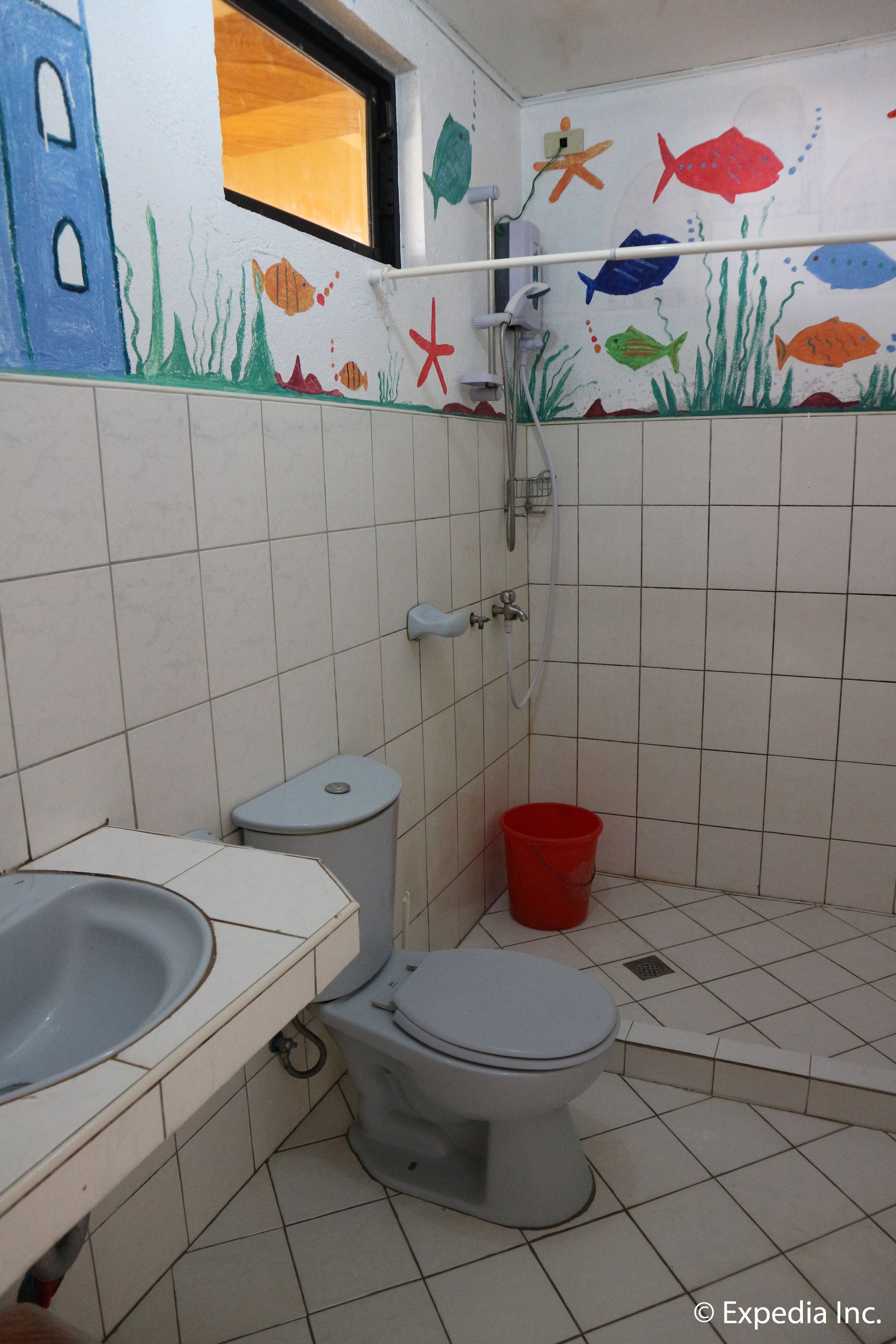 Un baño con inodoro, lavabo y ducha.