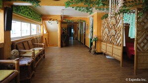 Una habitación con muebles de madera, un espejo grande y plantas decorativas.