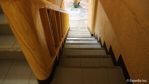 Una escalera con barandillas de madera que lleva a una puerta en la parte superior.