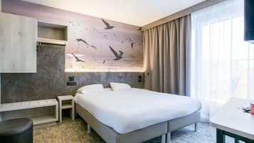 Family Suite, 2 Bedrooms | In-room safe, desk, laptop workspace, blackout drapes