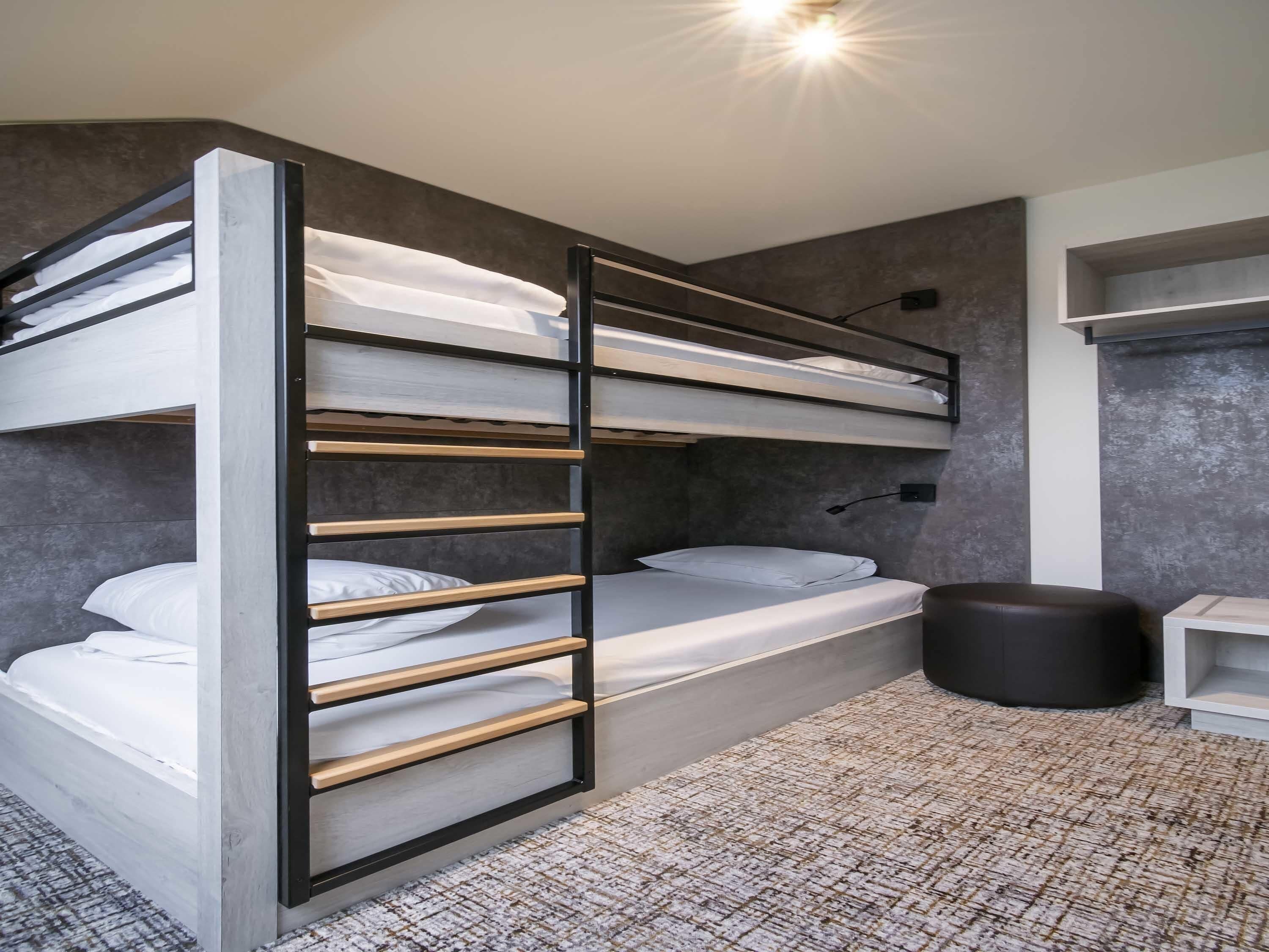 Familierom, balkong | Safe på rommet, skrivebord og skrivebord for bærbar PC