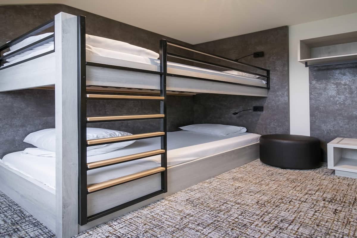 Caja de seguridad en la habitación y escritorio