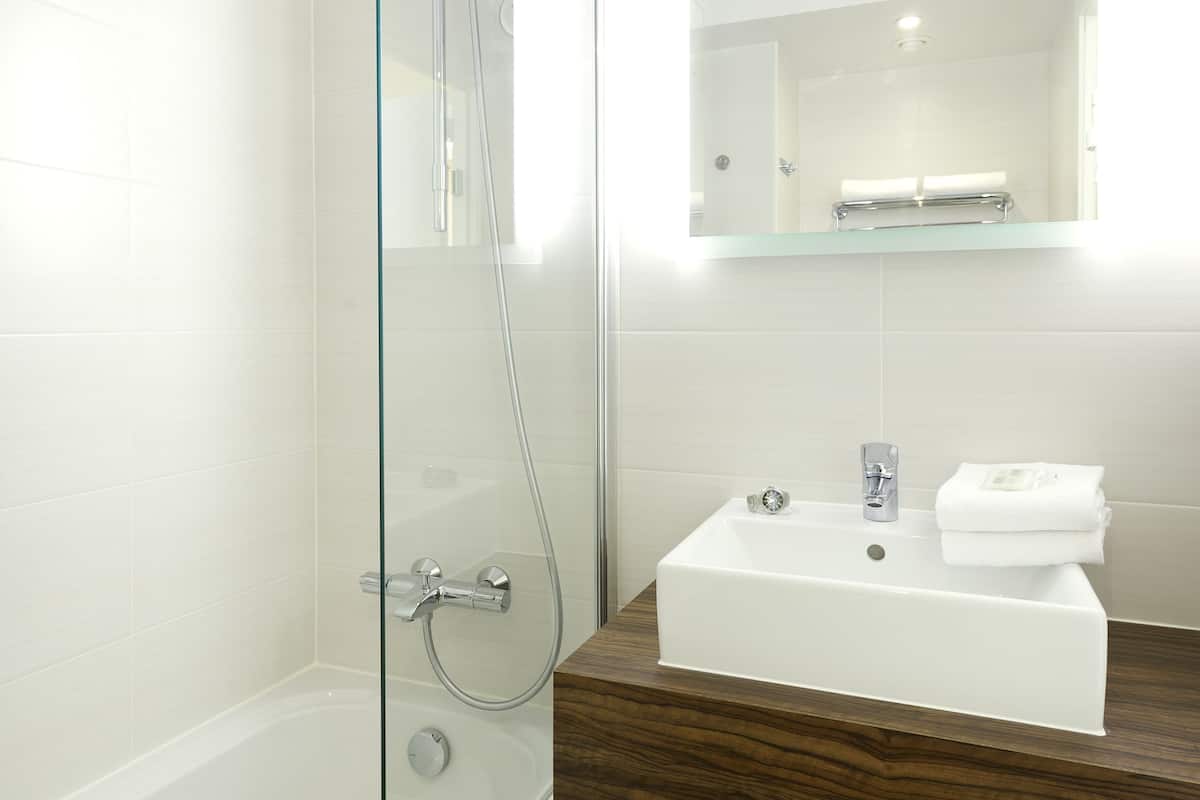 combined shower/bathtub, eco-friendly toiletries, hair dryer, towels