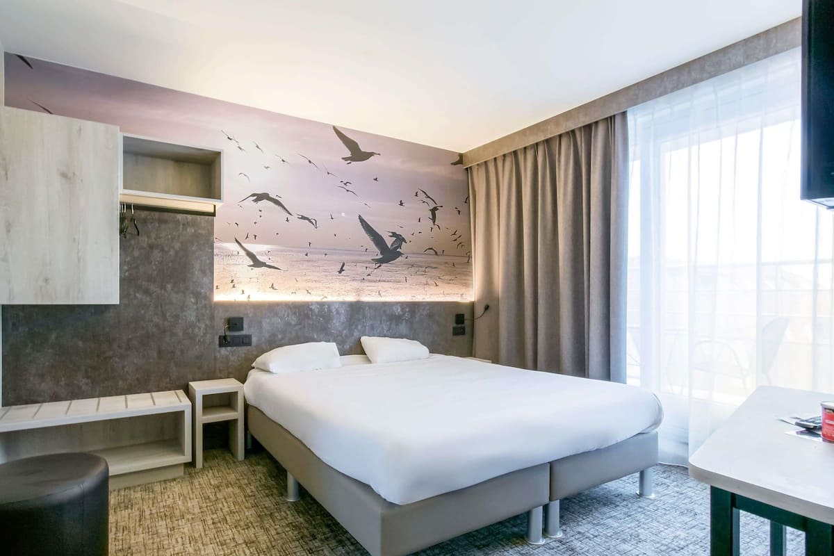 Standard Suite, Balcony | In-room safe, desk, laptop workspace, blackout drapes