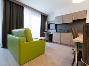 Junior suite, 1 kingsize bed met slaapbank, balkon | Een kluis op de kamer, een bureau, een laptopwerkplek